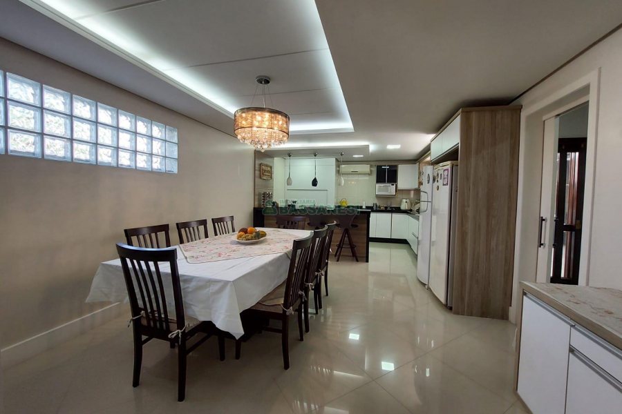 Casa com 405m², 3 dormitórios, 2 vagas, no bairro Cinqüentenário em Caxias do Sul para Comprar