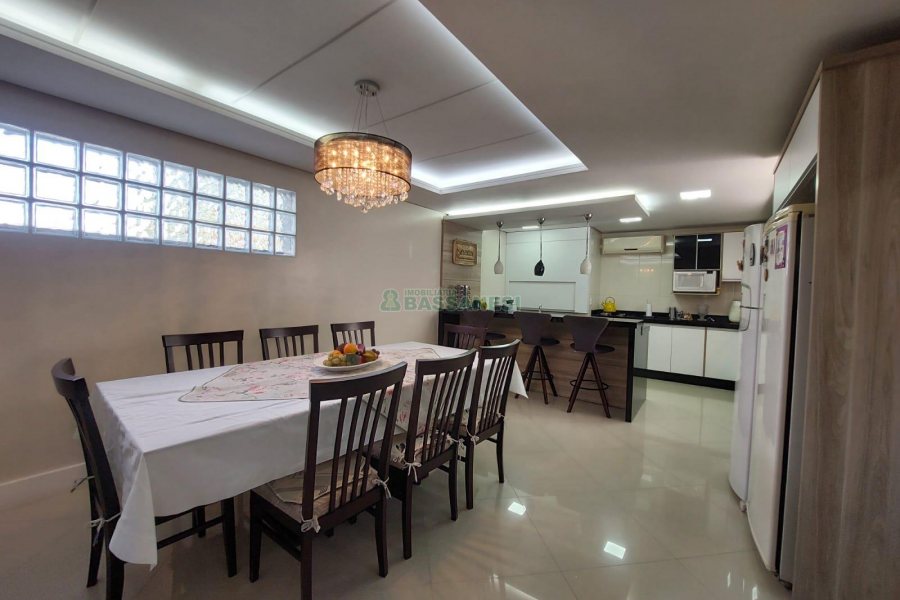 Casa com 405m², 3 dormitórios, 2 vagas, no bairro Cinqüentenário em Caxias do Sul para Comprar