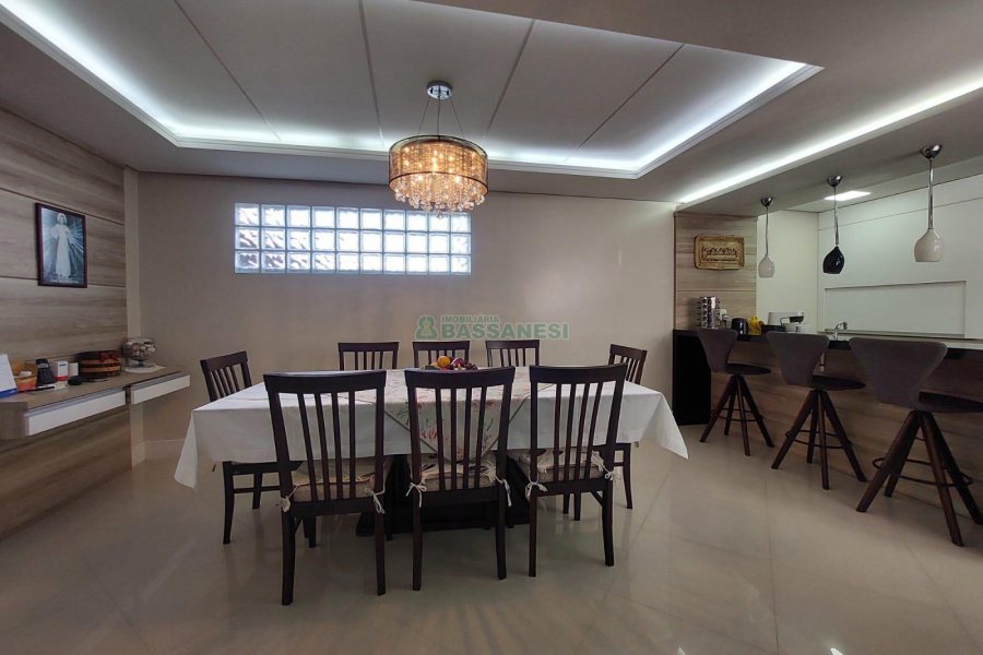 Casa com 405m², 3 dormitórios, 2 vagas, no bairro Cinqüentenário em Caxias do Sul para Comprar