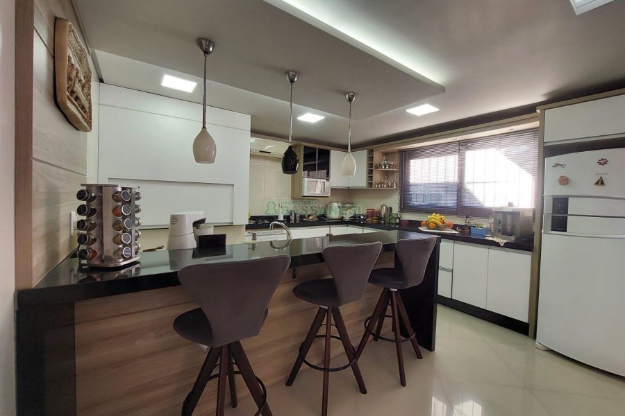 Casa com 405m², 3 dormitórios, 2 vagas, no bairro Cinqüentenário em Caxias do Sul para Comprar