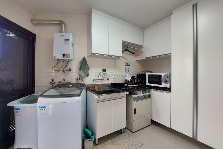 Casa com 405m², 3 dormitórios, 2 vagas, no bairro Cinqüentenário em Caxias do Sul para Comprar