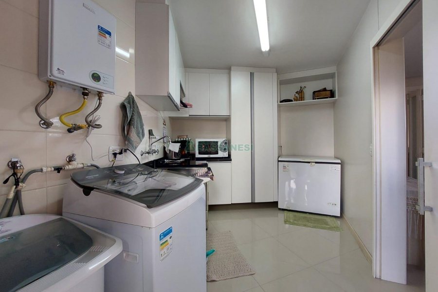 Casa com 405m², 3 dormitórios, 2 vagas, no bairro Cinqüentenário em Caxias do Sul para Comprar