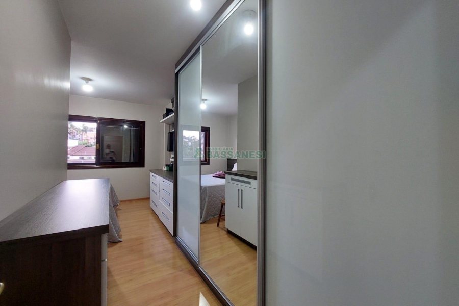 Casa com 405m², 3 dormitórios, 2 vagas, no bairro Cinqüentenário em Caxias do Sul para Comprar