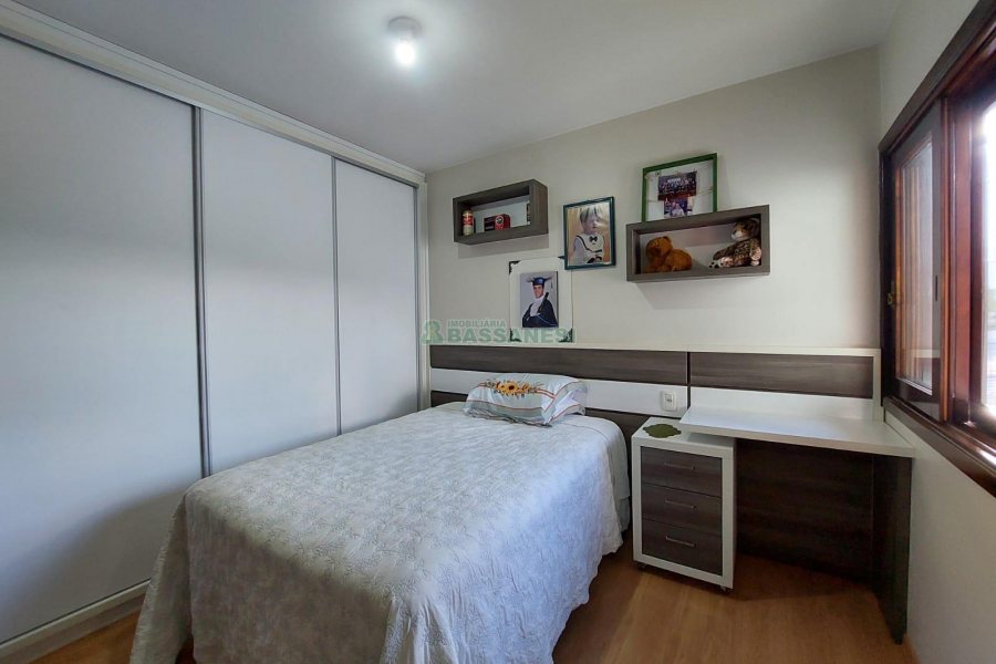 Casa com 405m², 3 dormitórios, 2 vagas, no bairro Cinqüentenário em Caxias do Sul para Comprar