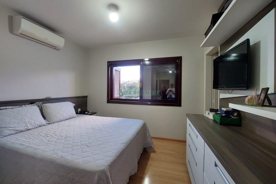 Casa com 405m², 3 dormitórios, 2 vagas, no bairro Cinqüentenário em Caxias do Sul para Comprar