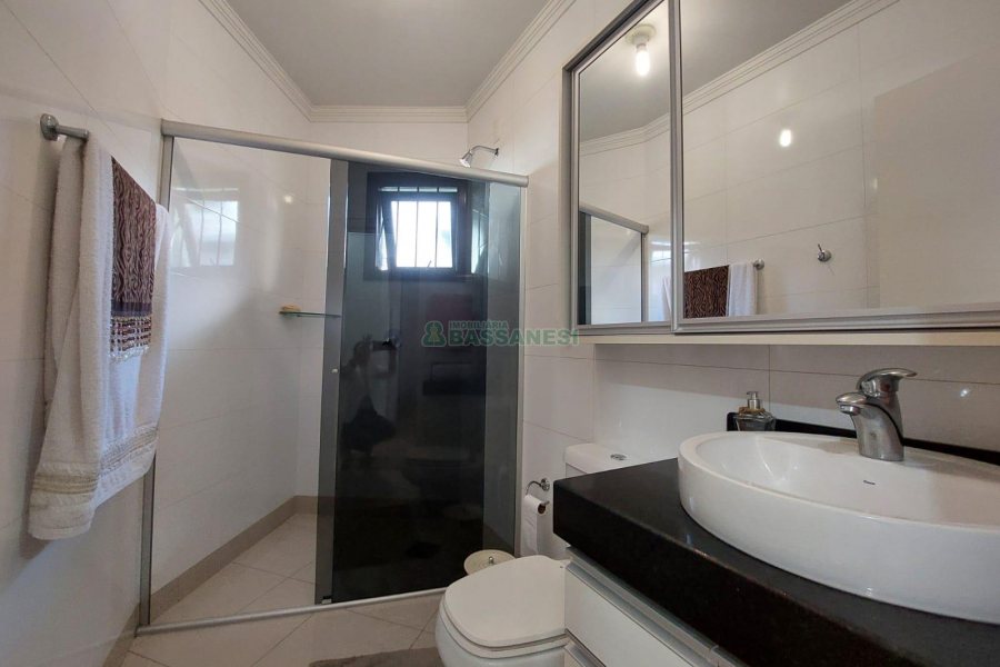 Casa com 405m², 3 dormitórios, 2 vagas, no bairro Cinqüentenário em Caxias do Sul para Comprar