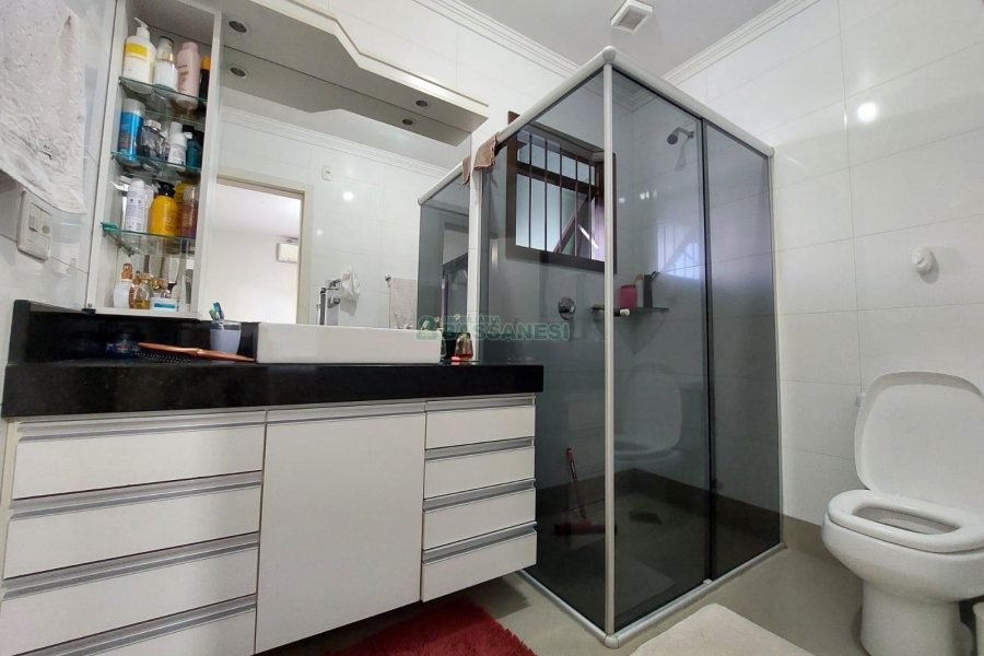 Casa com 405m², 3 dormitórios, 2 vagas, no bairro Cinqüentenário em Caxias do Sul para Comprar