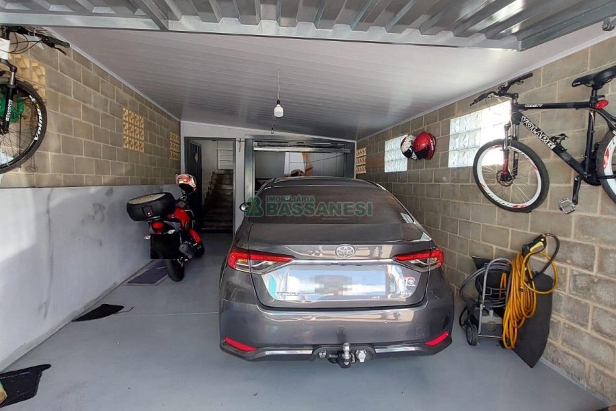 Casa com 405m², 3 dormitórios, 2 vagas, no bairro Cinqüentenário em Caxias do Sul para Comprar