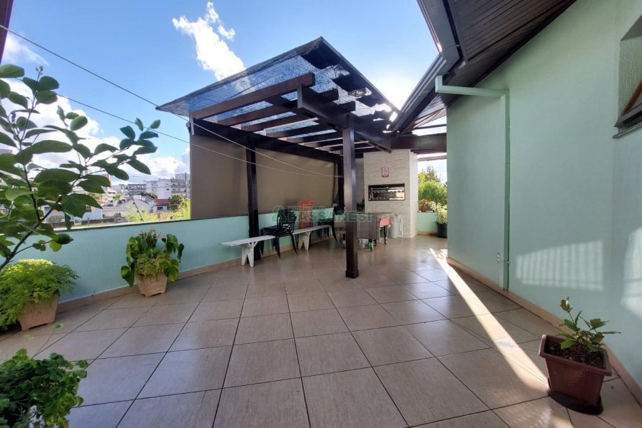 Casa com 405m², 3 dormitórios, 2 vagas, no bairro Cinqüentenário em Caxias do Sul para Comprar
