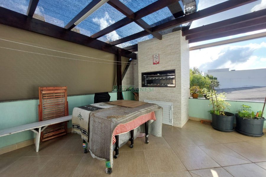 Casa com 405m², 3 dormitórios, 2 vagas, no bairro Cinqüentenário em Caxias do Sul para Comprar