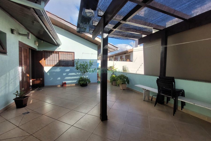 Casa com 405m², 3 dormitórios, 2 vagas, no bairro Cinqüentenário em Caxias do Sul para Comprar