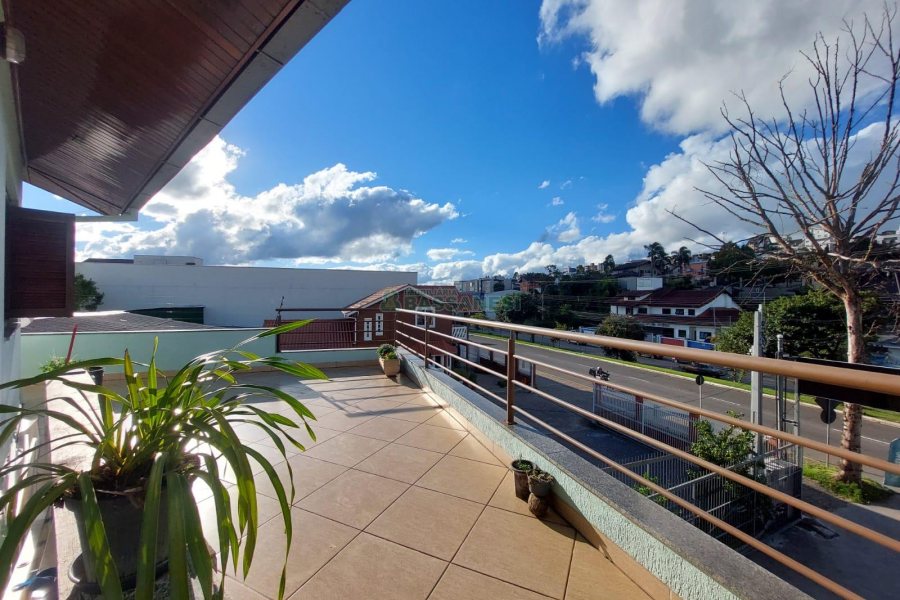 Casa com 405m², 3 dormitórios, 2 vagas, no bairro Cinqüentenário em Caxias do Sul para Comprar