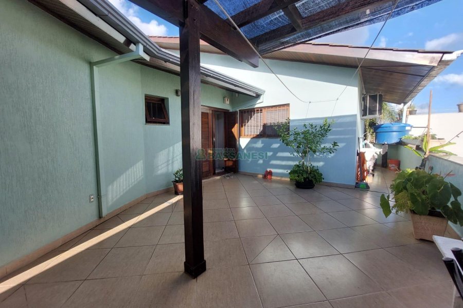 Casa com 405m², 3 dormitórios, 2 vagas, no bairro Cinqüentenário em Caxias do Sul para Comprar