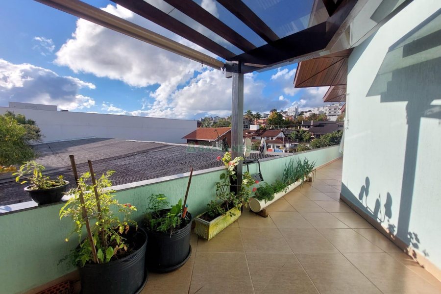 Casa com 405m², 3 dormitórios, 2 vagas, no bairro Cinqüentenário em Caxias do Sul para Comprar