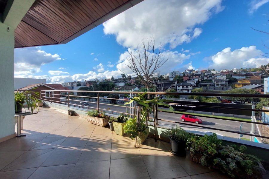 Casa com 405m², 3 dormitórios, 2 vagas, no bairro Cinqüentenário em Caxias do Sul para Comprar