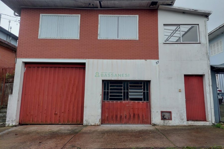 Casa com 220m², 4 dormitórios, 5 vagas, no bairro Panazzolo em Caxias do Sul para Comprar