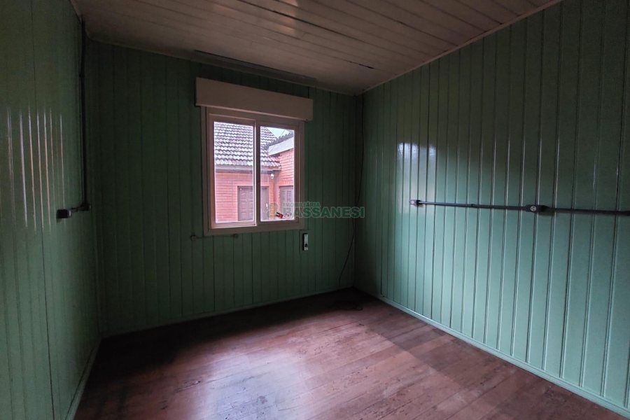 Casa com 220m², 4 dormitórios, 5 vagas, no bairro Panazzolo em Caxias do Sul para Comprar