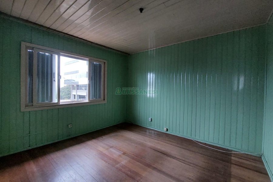 Casa com 220m², 4 dormitórios, 5 vagas, no bairro Panazzolo em Caxias do Sul para Comprar