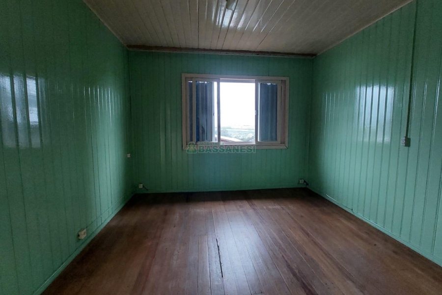 Casa com 220m², 4 dormitórios, 5 vagas, no bairro Panazzolo em Caxias do Sul para Comprar
