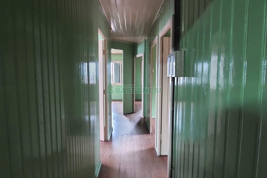 Casa com 220m², 4 dormitórios, 5 vagas, no bairro Panazzolo em Caxias do Sul para Comprar