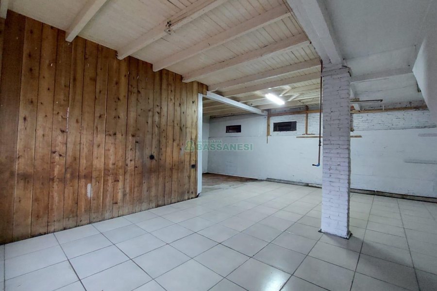 Casa com 220m², 4 dormitórios, 5 vagas, no bairro Panazzolo em Caxias do Sul para Comprar