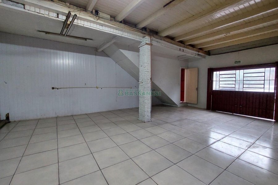 Casa com 220m², 4 dormitórios, 5 vagas, no bairro Panazzolo em Caxias do Sul para Comprar