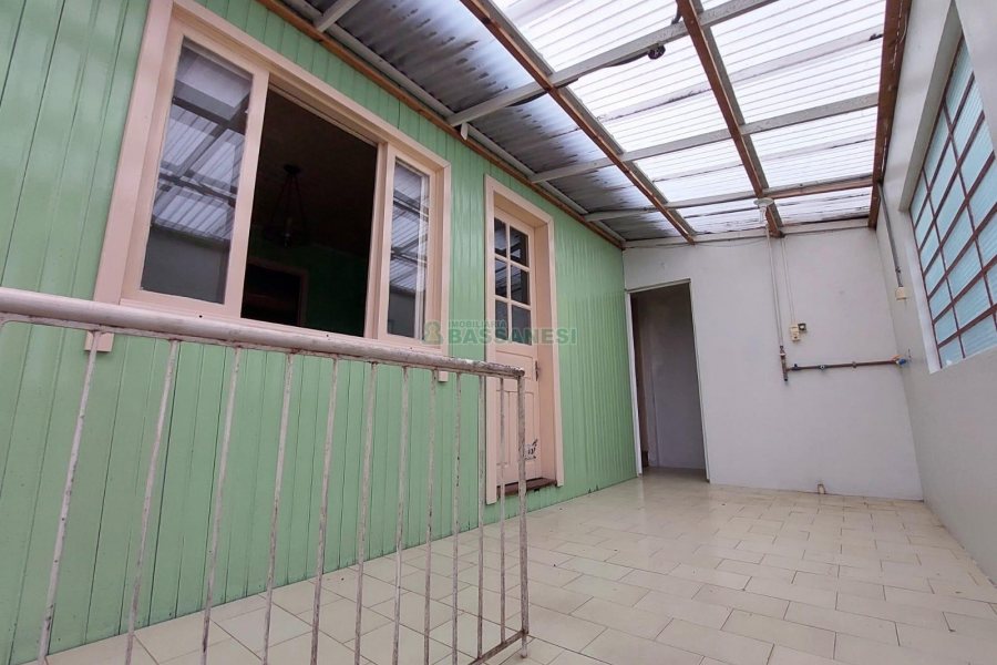 Casa com 220m², 4 dormitórios, 5 vagas, no bairro Panazzolo em Caxias do Sul para Comprar