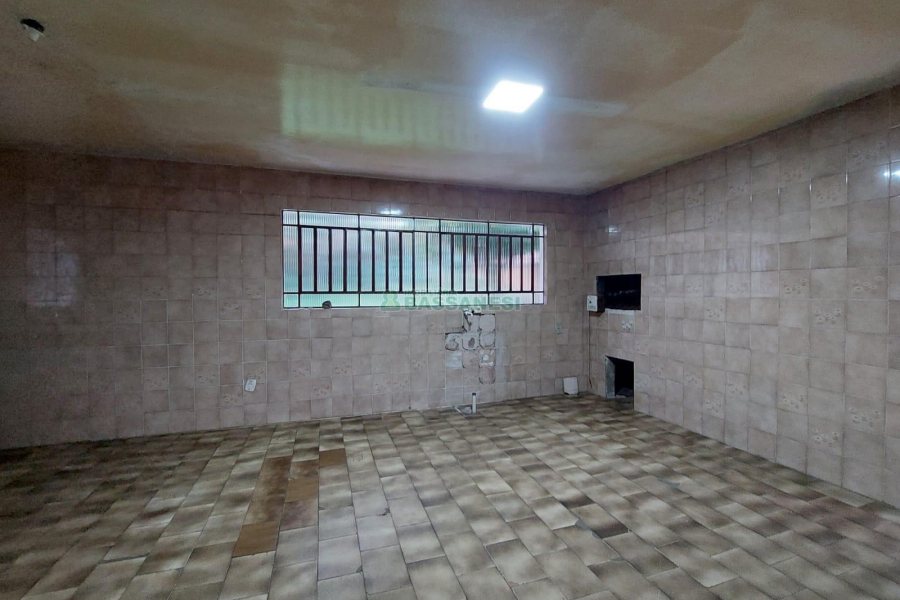 Casa com 220m², 4 dormitórios, 5 vagas, no bairro Panazzolo em Caxias do Sul para Comprar