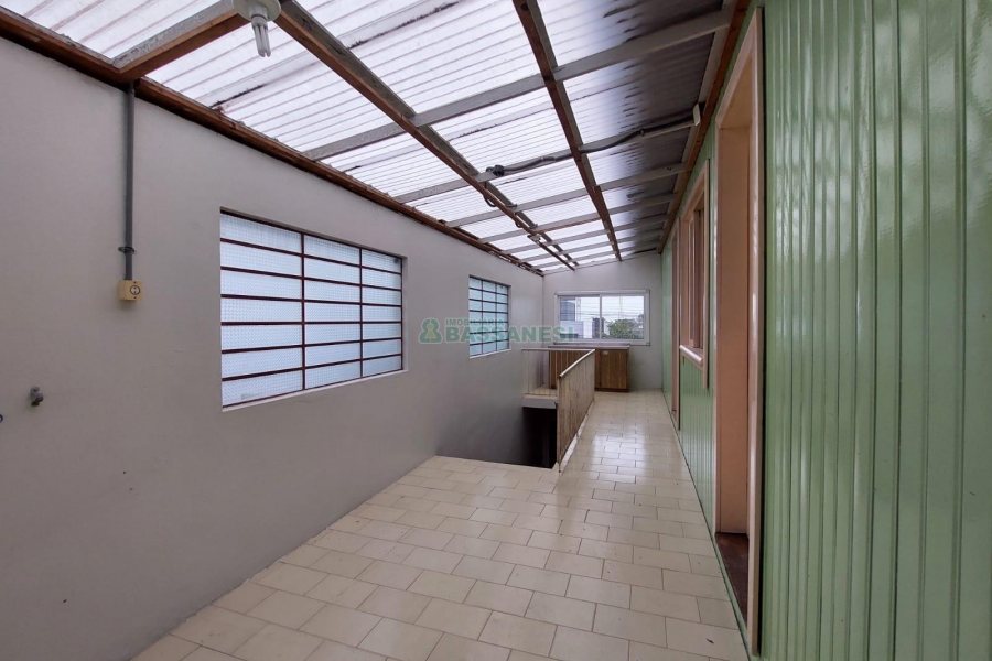 Casa com 220m², 4 dormitórios, 5 vagas, no bairro Panazzolo em Caxias do Sul para Comprar