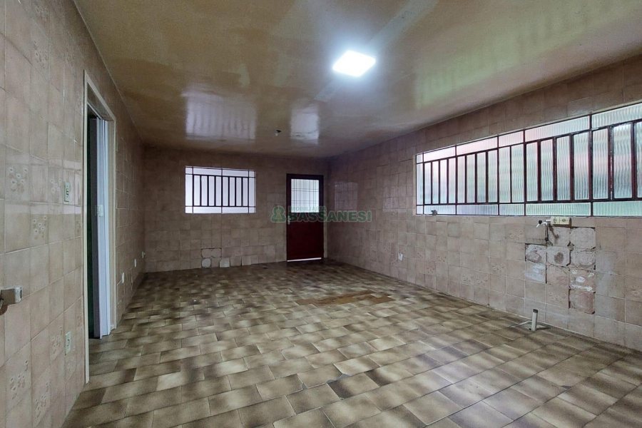Casa com 220m², 4 dormitórios, 5 vagas, no bairro Panazzolo em Caxias do Sul para Comprar
