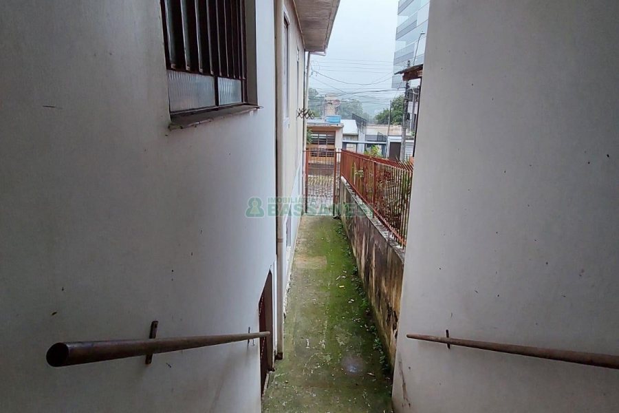 Casa com 220m², 4 dormitórios, 5 vagas, no bairro Panazzolo em Caxias do Sul para Comprar