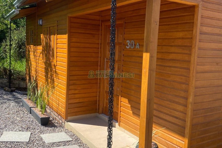 Casa com 60m², 2 dormitórios, 1 vaga, no bairro Esplanada em Caxias do Sul para Alugar