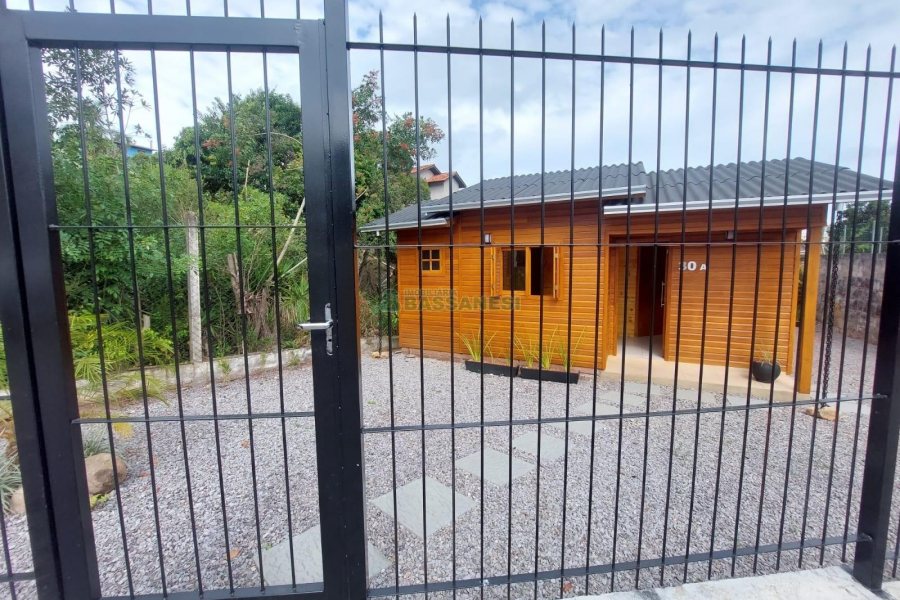 Casa com 60m², 2 dormitórios, 1 vaga, no bairro Esplanada em Caxias do Sul para Alugar