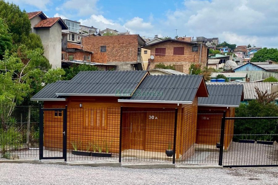 Casa com 60m², 2 dormitórios, 1 vaga, no bairro Esplanada em Caxias do Sul para Alugar