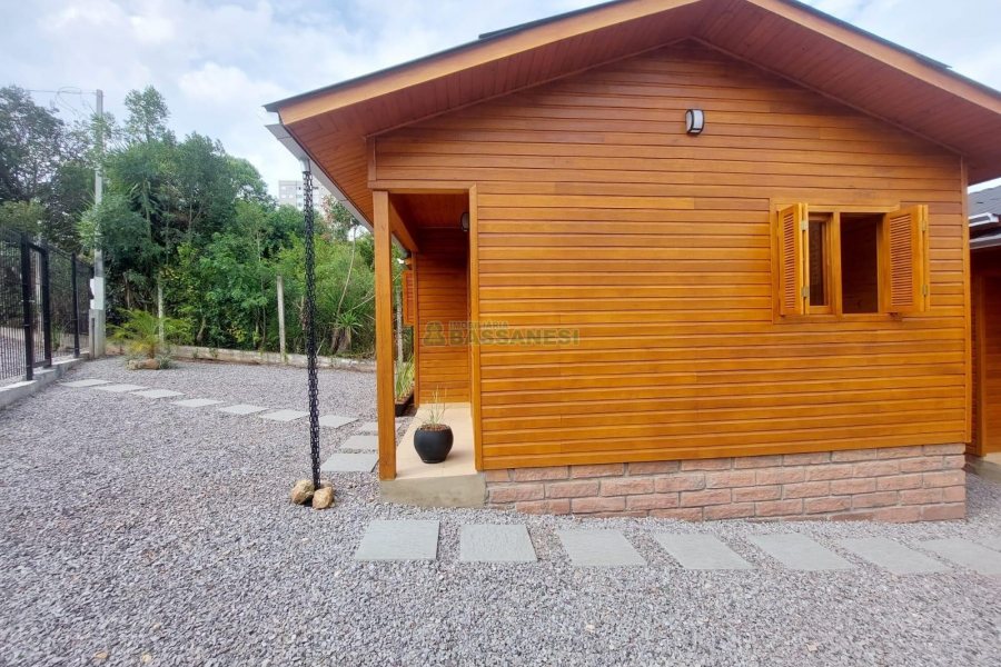 Casa com 60m², 2 dormitórios, 1 vaga, no bairro Esplanada em Caxias do Sul para Alugar