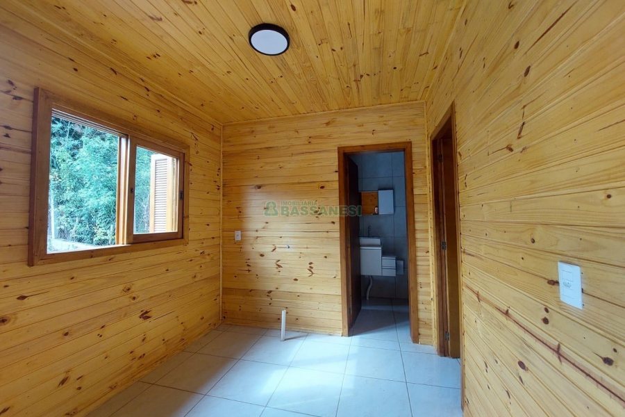 Casa com 60m², 2 dormitórios, 1 vaga, no bairro Esplanada em Caxias do Sul para Alugar