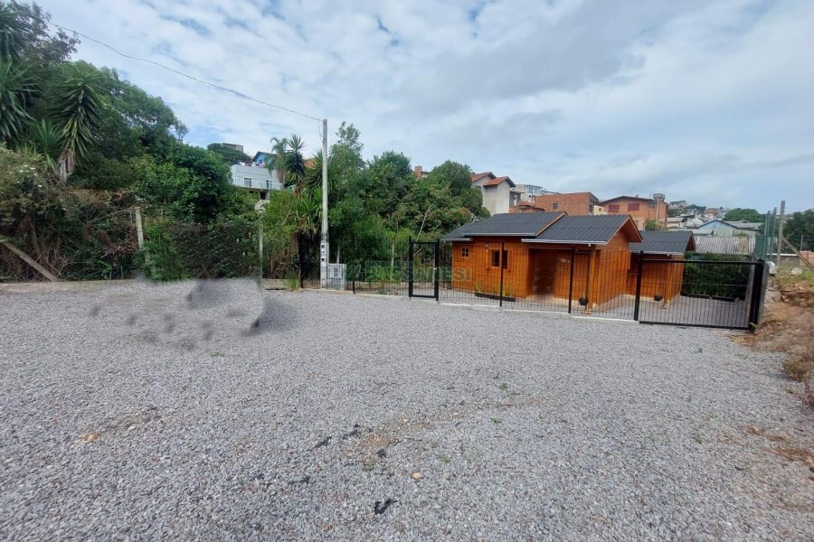 Casa com 60m², 2 dormitórios, 1 vaga, no bairro Esplanada em Caxias do Sul para Alugar