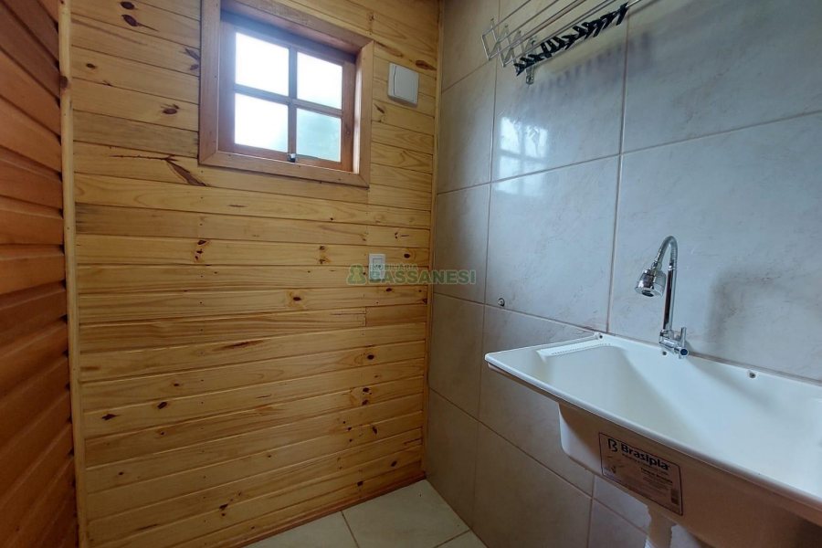 Casa com 60m², 2 dormitórios, 1 vaga, no bairro Esplanada em Caxias do Sul para Alugar