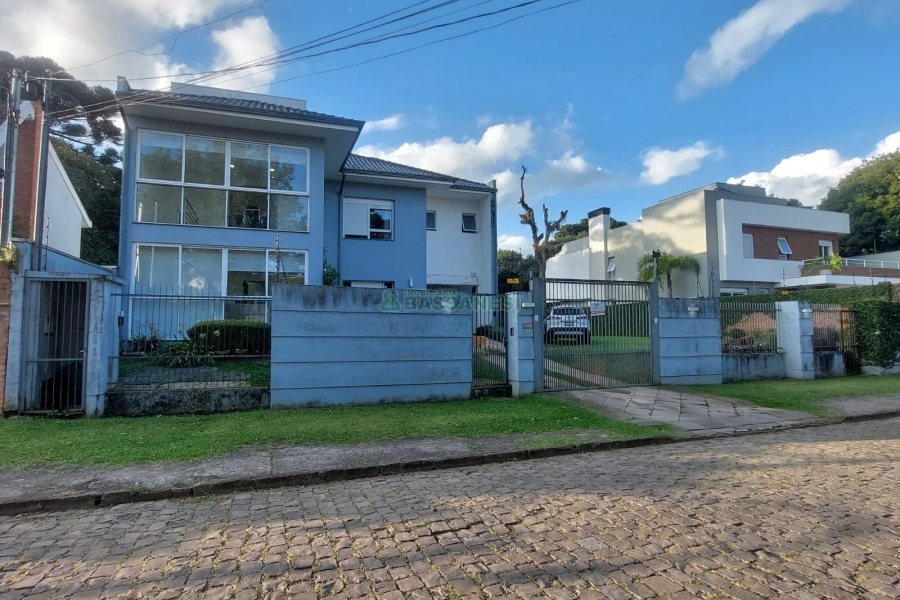Casa com 420m², 4 dormitórios, 4 vagas, no bairro Interlagos em Caxias do Sul para Alugar