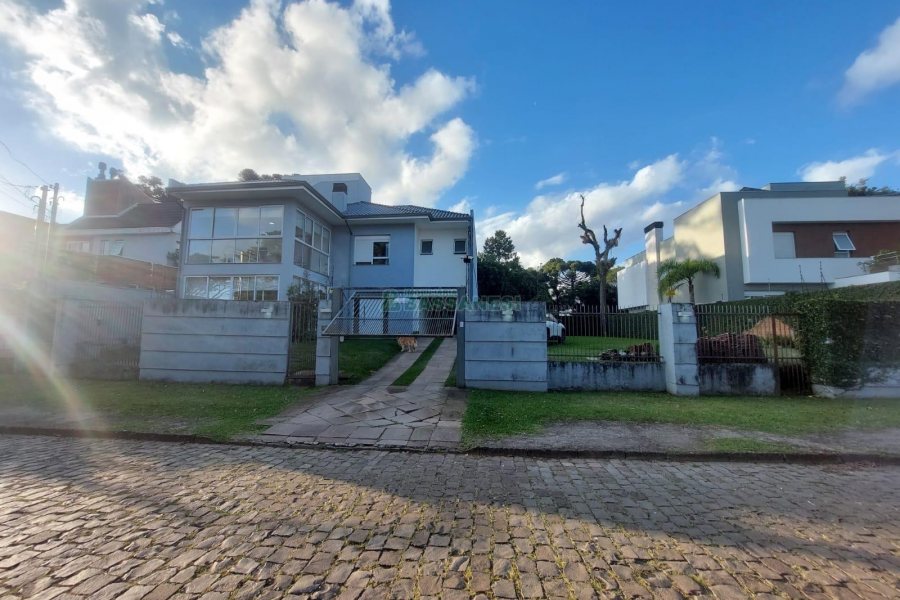 Casa com 420m², 4 dormitórios, 4 vagas, no bairro Interlagos em Caxias do Sul para Alugar