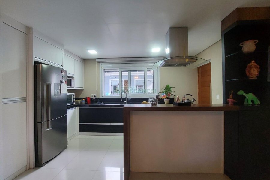 Casa com 420m², 4 dormitórios, 4 vagas, no bairro Interlagos em Caxias do Sul para Alugar