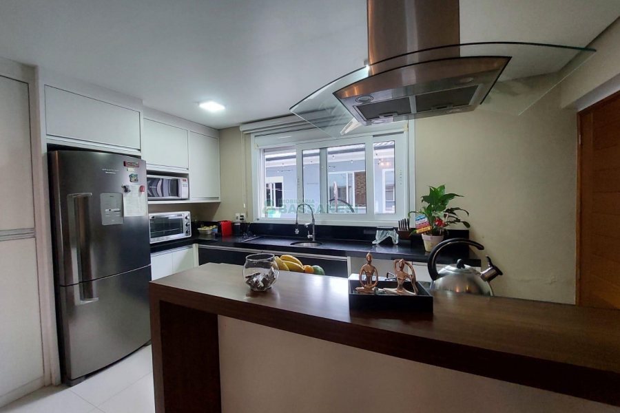 Casa com 420m², 4 dormitórios, 4 vagas, no bairro Interlagos em Caxias do Sul para Alugar