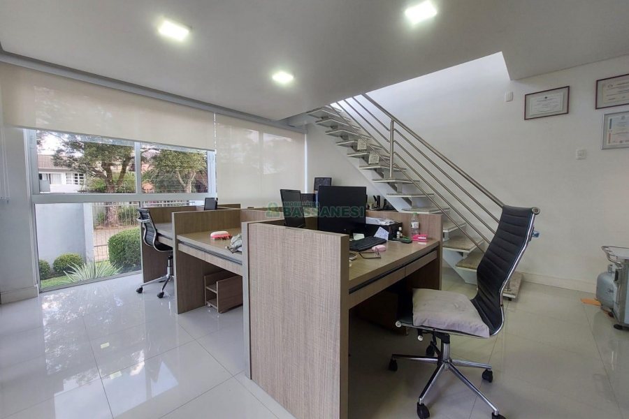 Casa com 420m², 4 dormitórios, 4 vagas, no bairro Interlagos em Caxias do Sul para Alugar