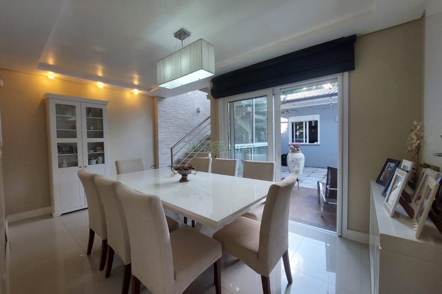 Casa com 420m², 4 dormitórios, 4 vagas, no bairro Interlagos em Caxias do Sul para Alugar
