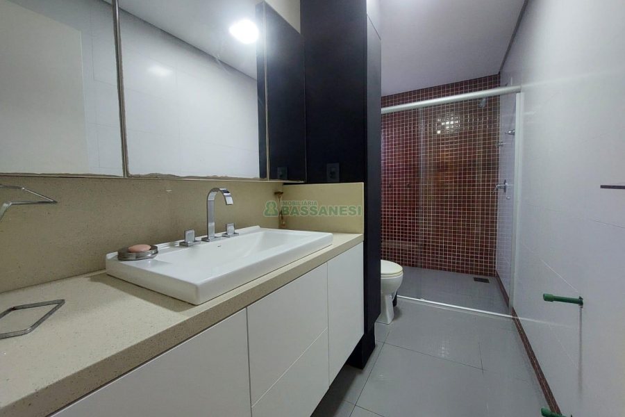 Casa com 420m², 4 dormitórios, 4 vagas, no bairro Interlagos em Caxias do Sul para Alugar