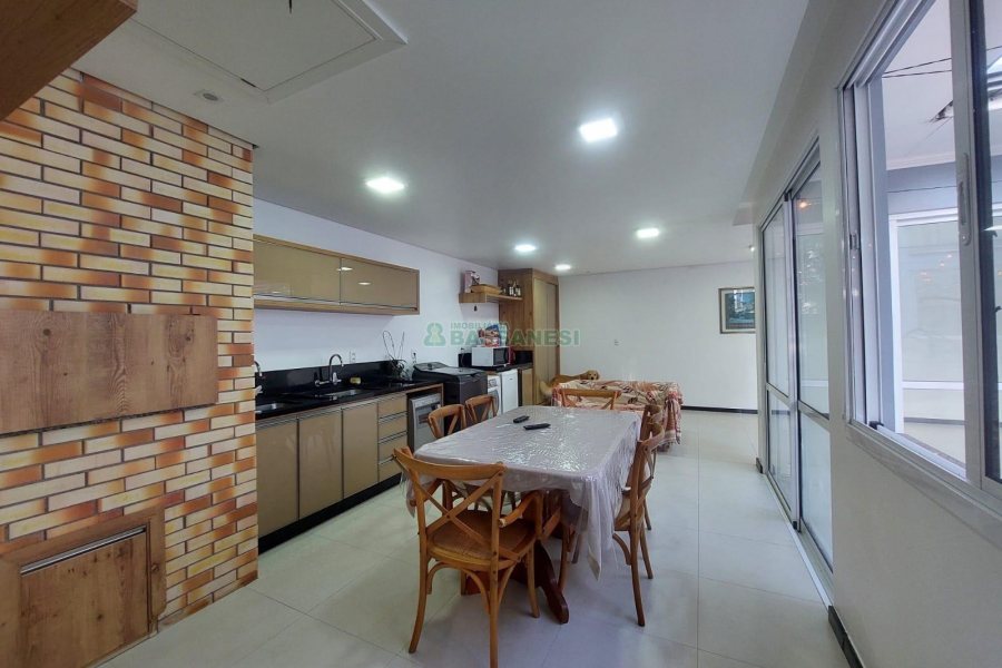 Casa com 420m², 4 dormitórios, 4 vagas, no bairro Interlagos em Caxias do Sul para Alugar