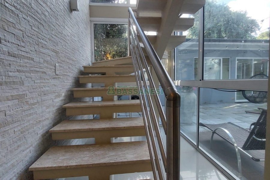 Casa com 420m², 4 dormitórios, 4 vagas, no bairro Interlagos em Caxias do Sul para Alugar