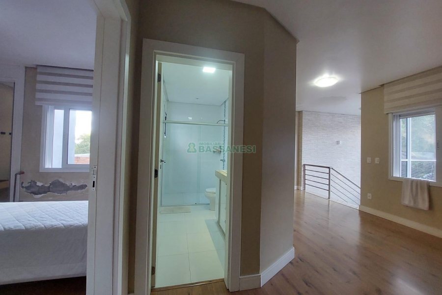 Casa com 420m², 4 dormitórios, 4 vagas, no bairro Interlagos em Caxias do Sul para Alugar