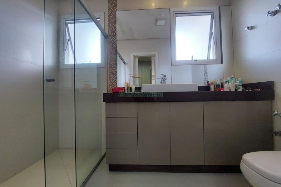 Casa com 420m², 4 dormitórios, 4 vagas, no bairro Interlagos em Caxias do Sul para Alugar