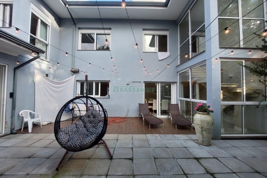 Casa com 420m², 4 dormitórios, 4 vagas, no bairro Interlagos em Caxias do Sul para Alugar
